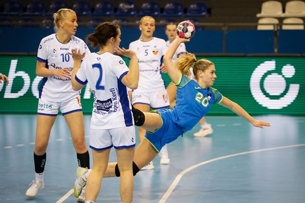 Slovenke klonile proti Islandiji (vir: EHF)
